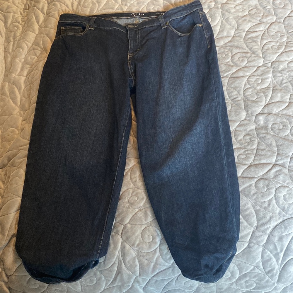 Capri Jeans. Very cute, waist snatched, y2K, capri jeans.